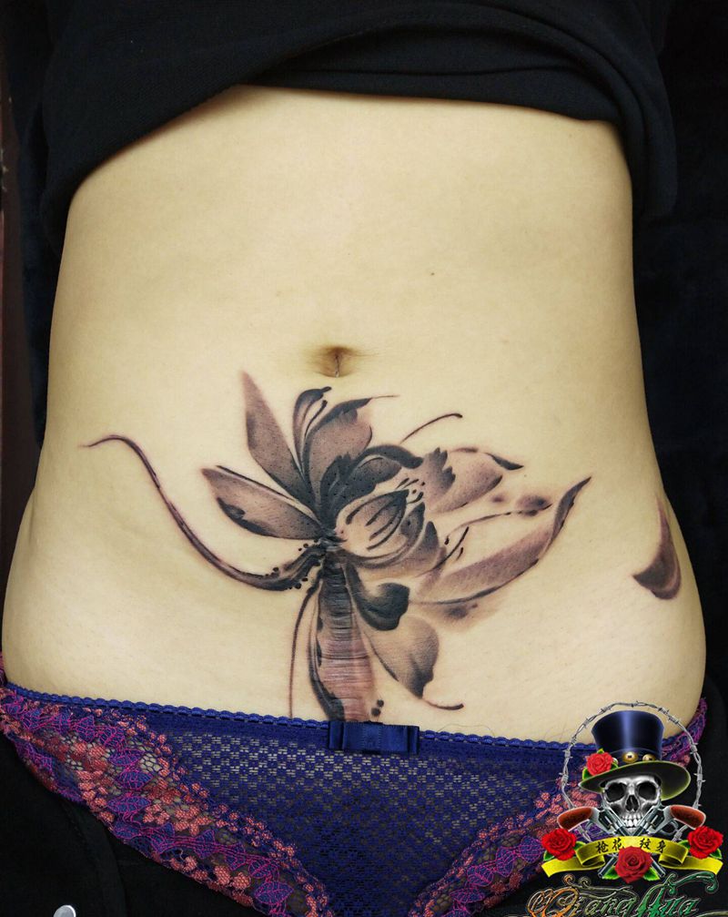 荷花，纹身图片_腹部水彩水墨纹身图案