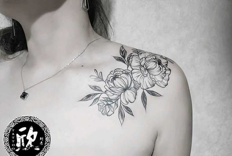 肩花纹身图片_肩部胸部肩花碎花纹身图案