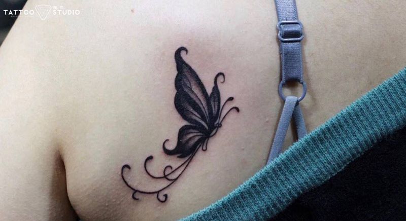 肩胛蝴蝶纹身图片