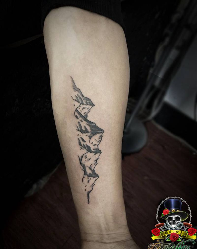 山纹身图片_手臂图腾点刺纹身图案