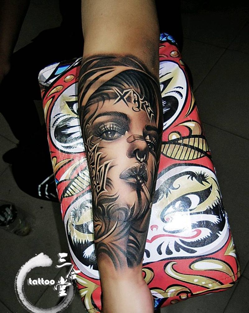 纹身女孩纹身图片_手臂肩部欧美写实女孩欧美美女纹身图案