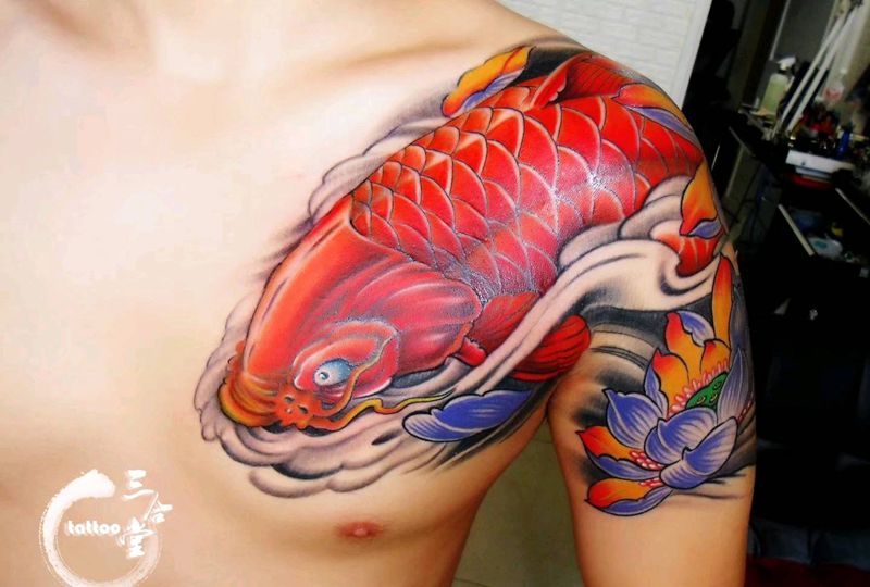 鲤鱼半甲纹身图片_胸部肩部新传统纹身图案