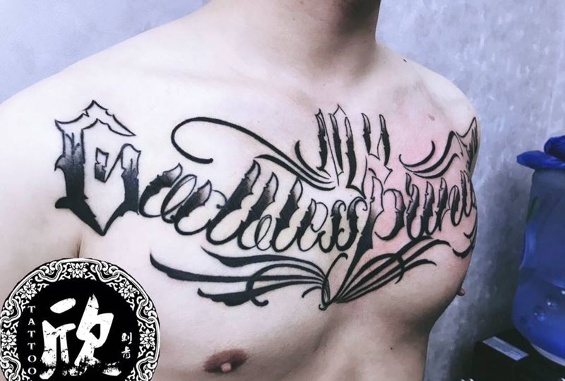 胸口花体字纹身图片