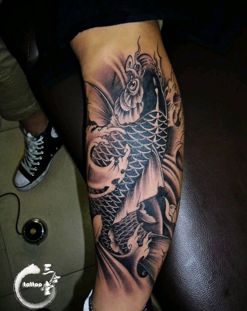 鲤鱼纹身图片_腿部新传统鲤鱼小腿纹身图案