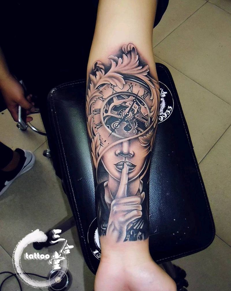 钟表女孩纹身图片_手臂腿部欧美写实钟表小臂立体纹身图案