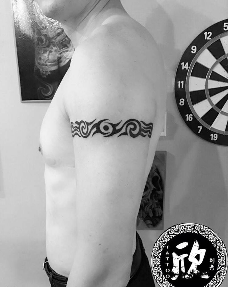 图腾臂环纹身图片