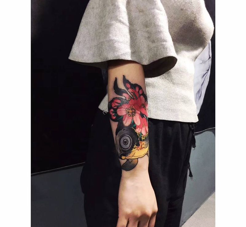 鱼花纹身图片_手臂New School纹身图案