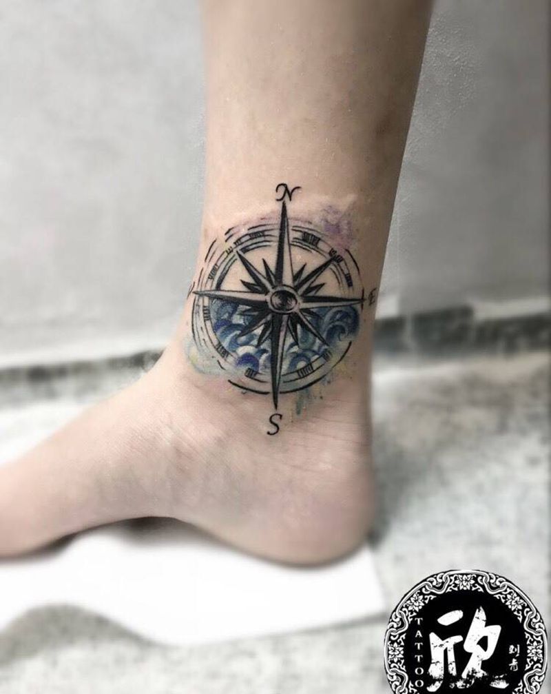 指南针纹身图片_欧美静物脚部纹身图案
