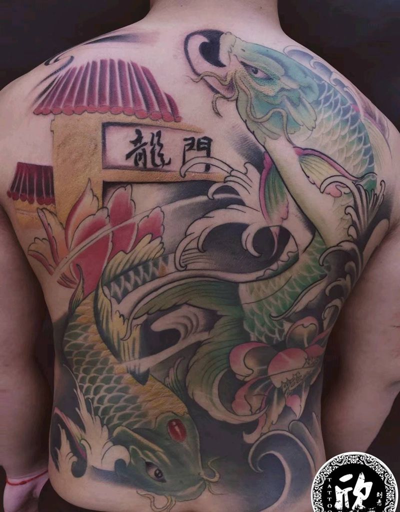 鲤鱼跃龙门纹身图片_背部新传统老传统满背鲤鱼纹身图案