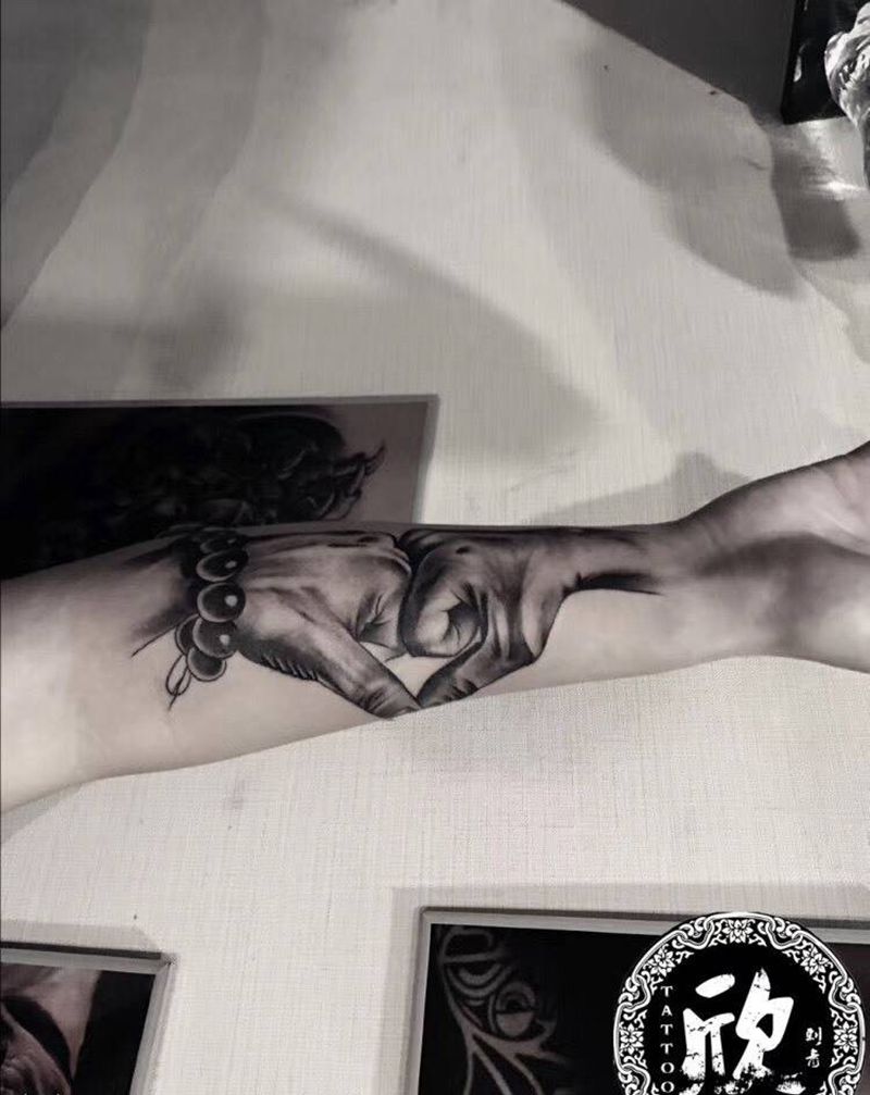 信任纹身图片_写实纹身图案