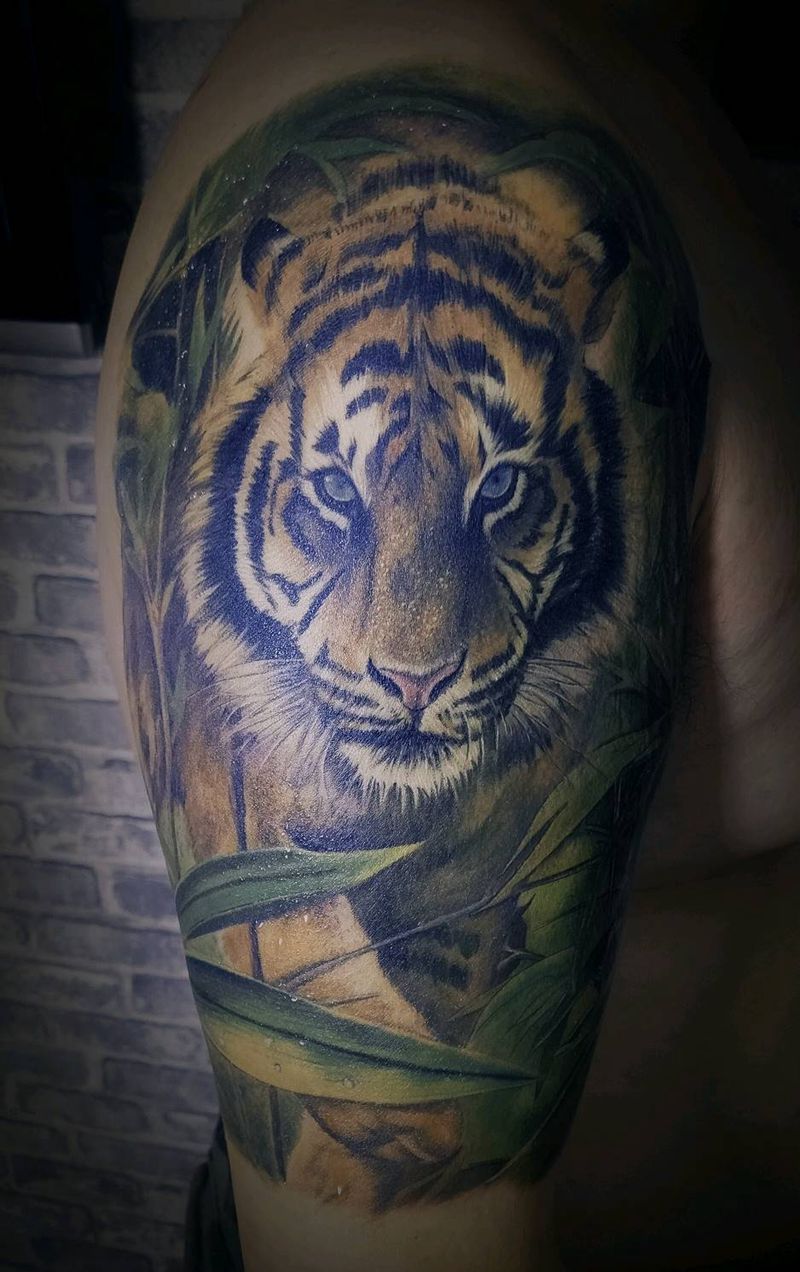 今工。纹身图片_肩部手臂欧美写实纹身图案