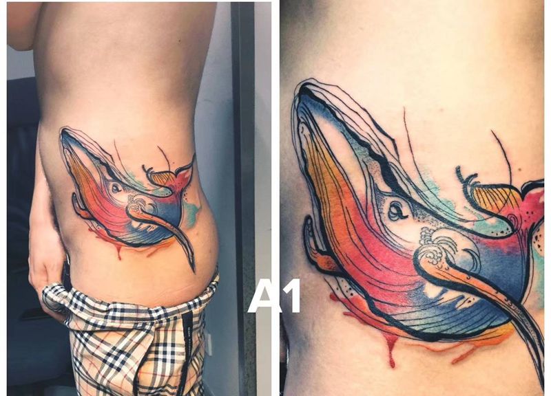 五彩斑斓的鲸纹身图片_腹部臀部水彩Old School纹身图案