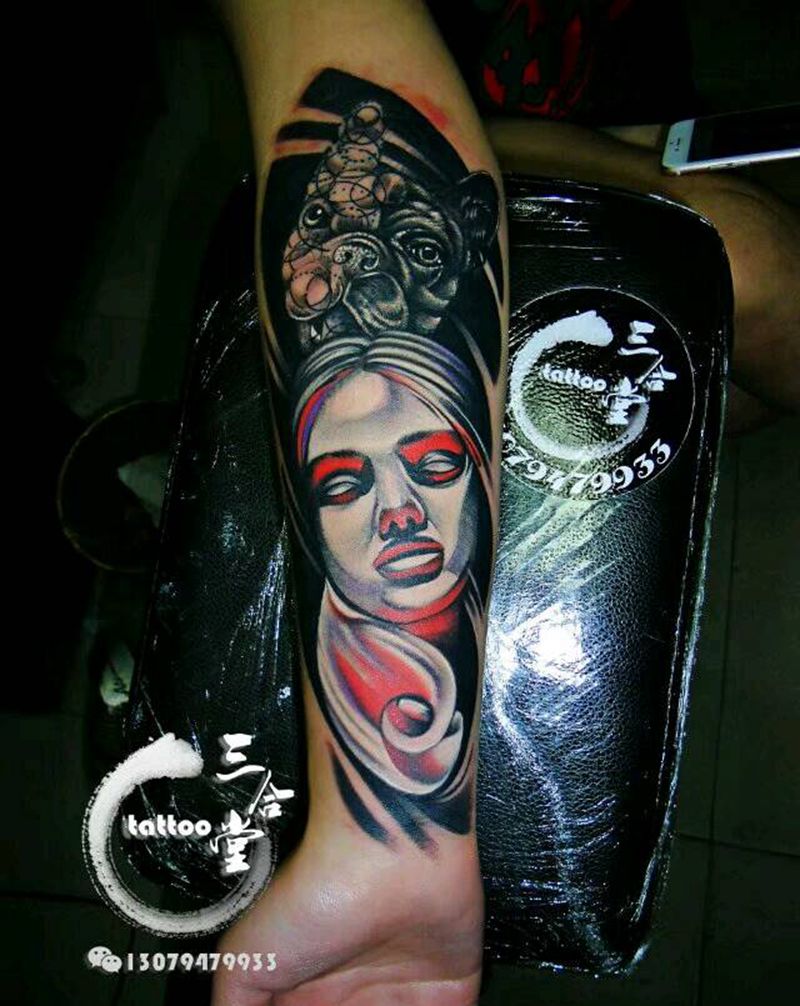 花女人与狗纹身图片_手臂欧美写实人物原创营口鲅鱼圈纹成品纹身图案