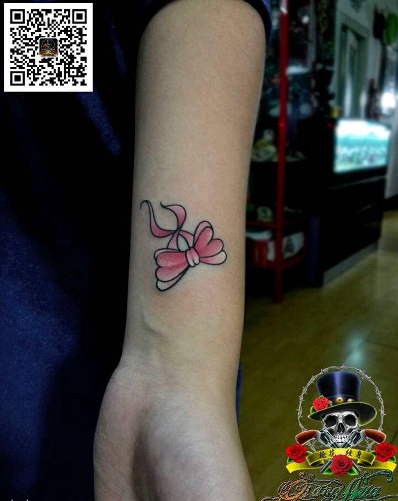蝴蝶结纹身图片_手臂清新植物成品纹身图案