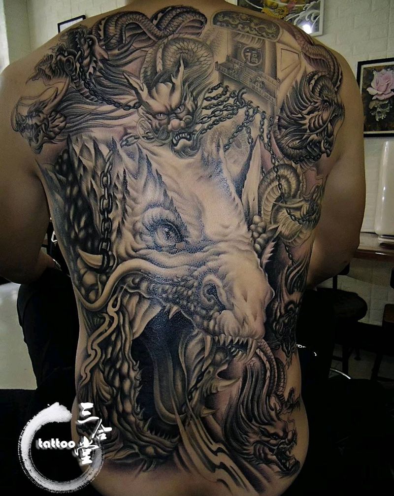 九龙拉棺纹身图片_背部新传统纹身图案