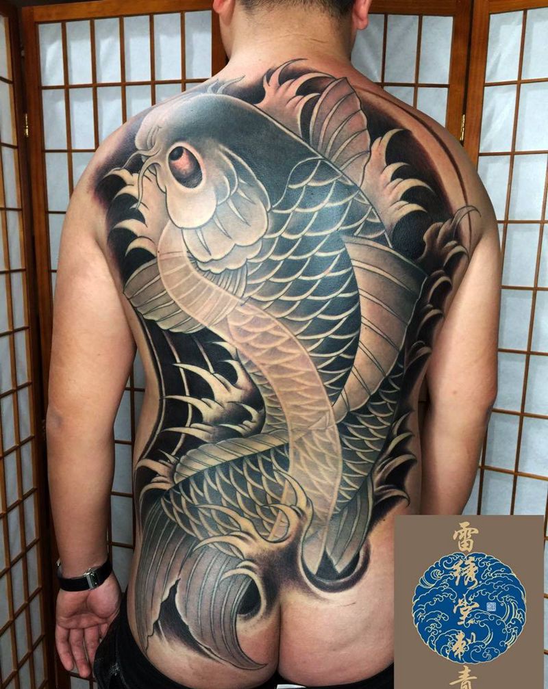 满背鲤鱼纹身纹身图片