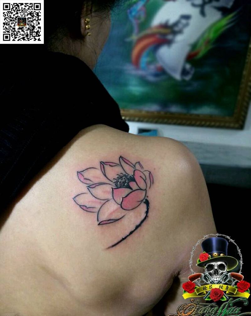 荷花纹身图片_肩部传统植物成品纹身图案