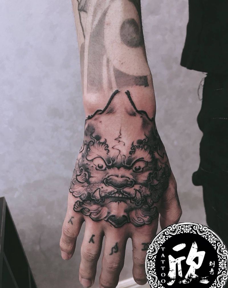 手背唐狮子纹身图片