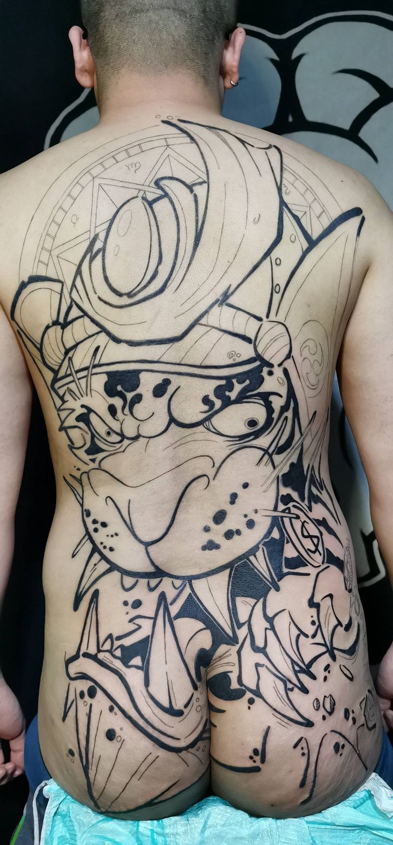 大脑斧纹身图片_背部New SchoolOld School老虎纹身图案