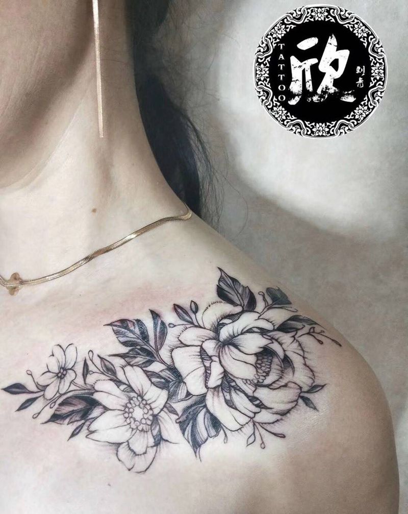 花纹身图片_成品胸部植物纹身图案