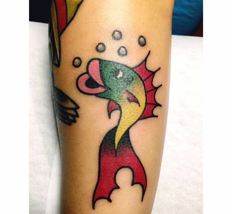 俏皮的小鱼纹身图片_手臂Old School纹身图案