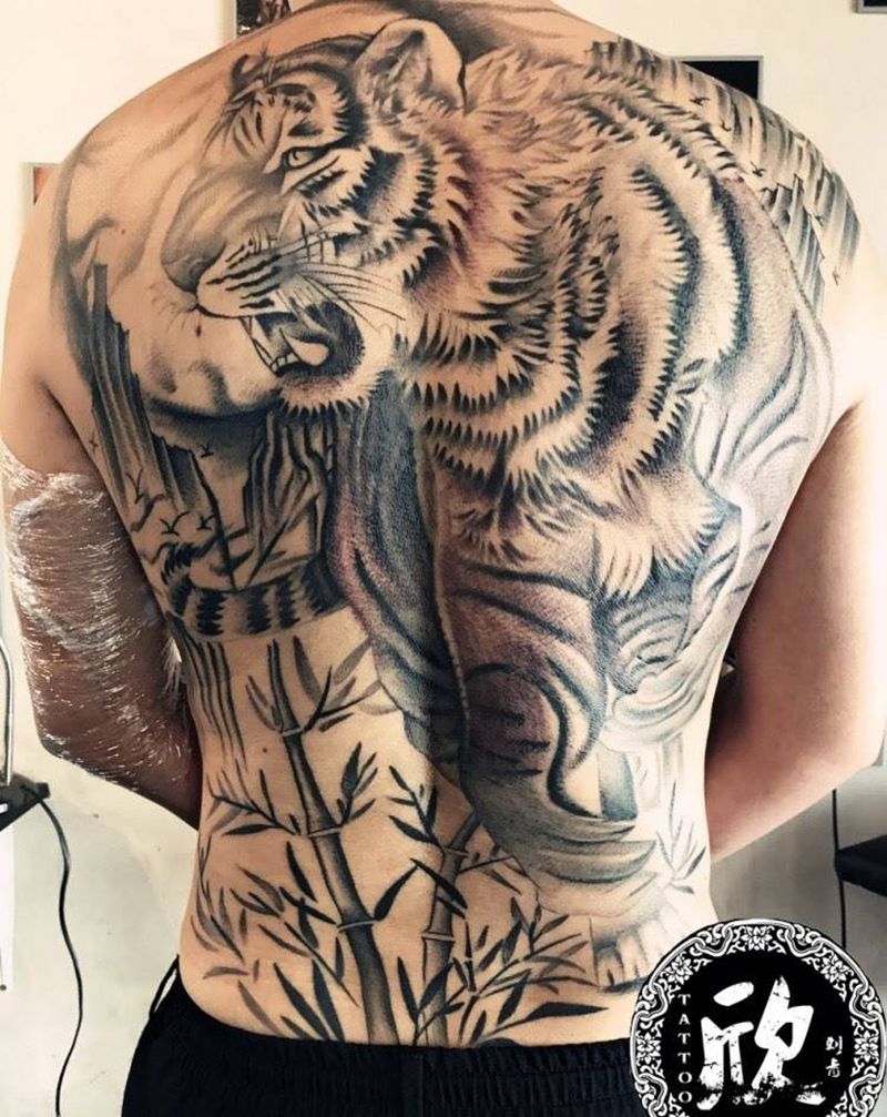 满背虎纹身图片