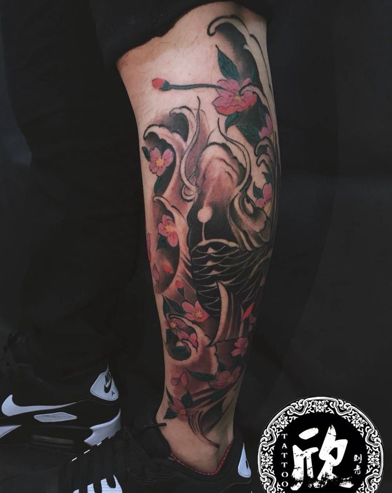 小腿鲤鱼纹身图片_腿部新传统鲤鱼小腿传统纹身图案