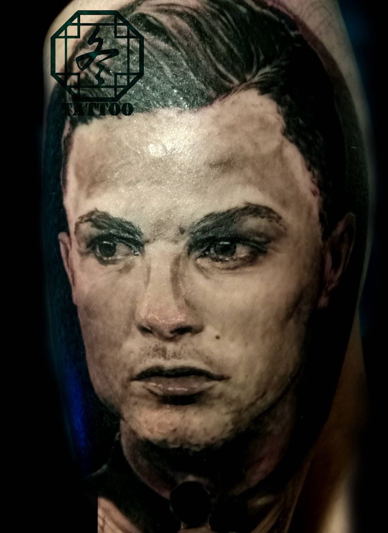 C罗纹身图片_腿部欧美写实纹身图案