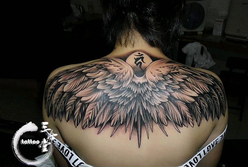 翅膀纹身图片_肩部背部欧美写实纹身图案