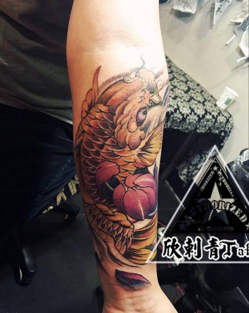 彩色鲤鱼纹身图片