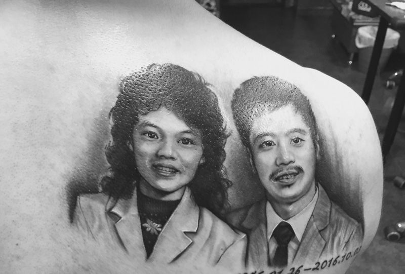 客人父母40年前的结婚照纹身图片