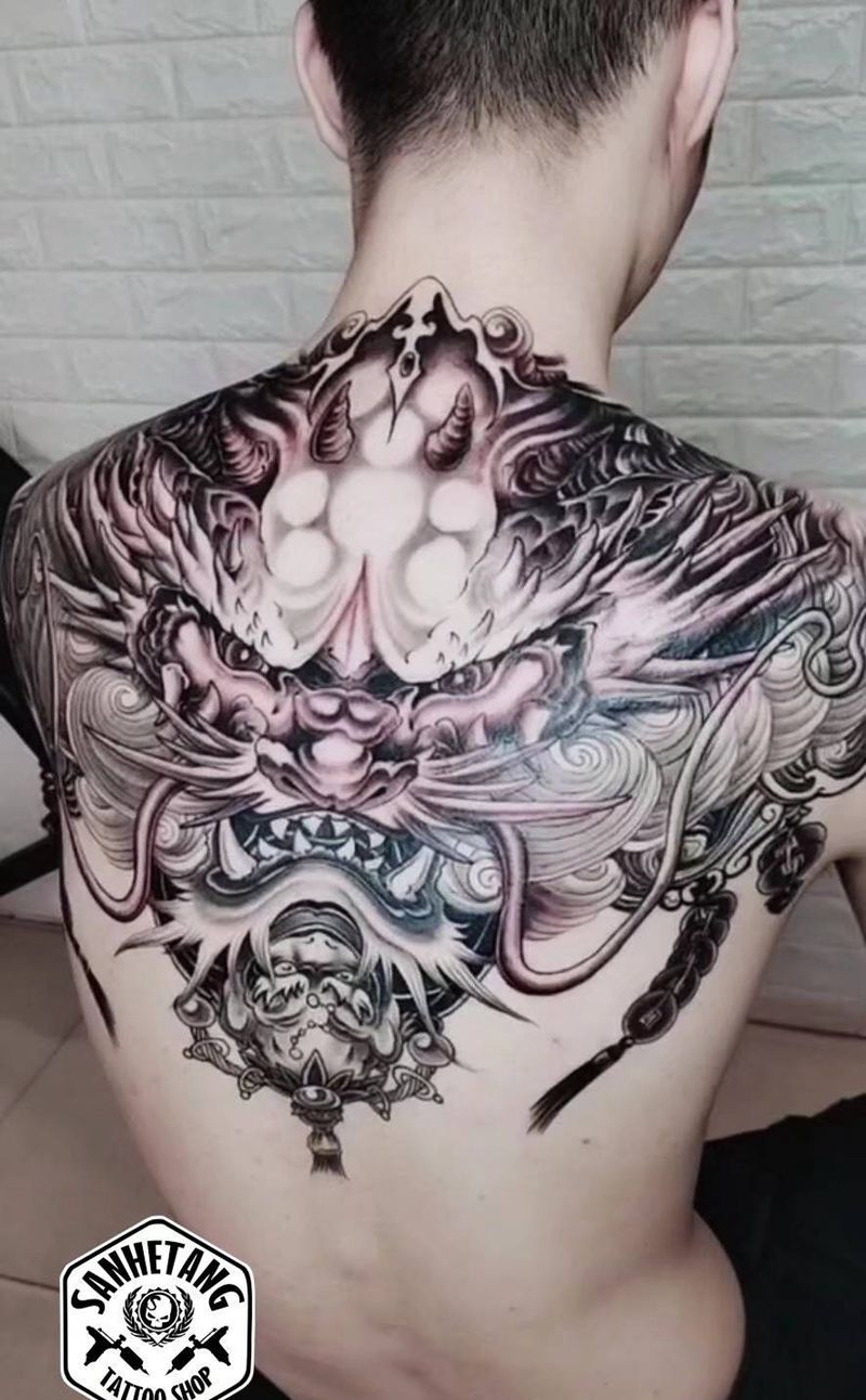 蛟龙纹身图片_背部新传统半背龙头纹身图案