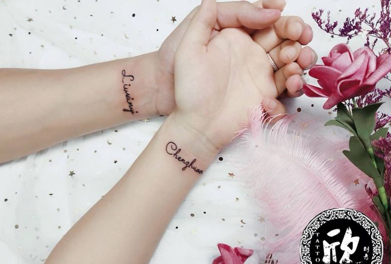 情侣字母纹身图片_肩部手臂情侣字母小清新纹身图案