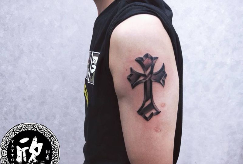 十字架纹身图片_肩部手臂十字架小图案纹身图案