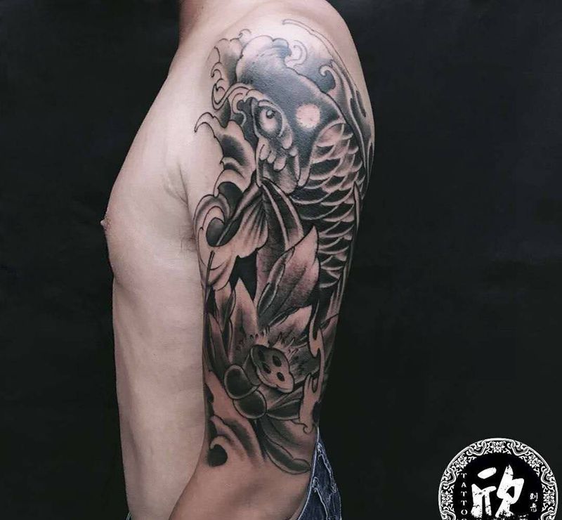 大臂鲤鱼纹身图片