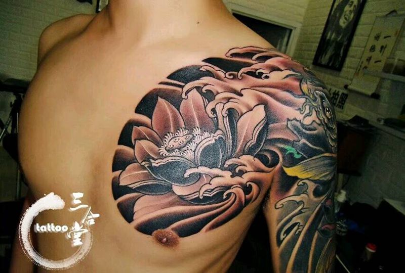 荷花半甲纹身图片_肩部胸部传统植物营口成品纹身图案