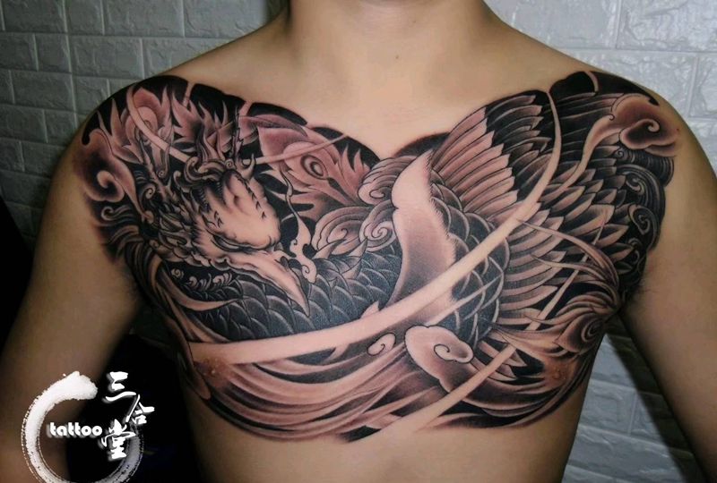 凤凰花胸纹身图片_胸部新传统纹身图案