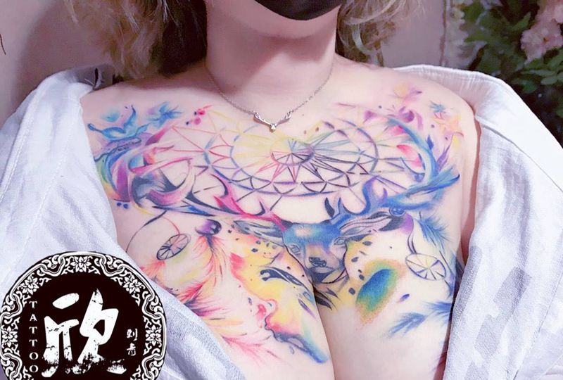 胸口彩色鹿纹身图片