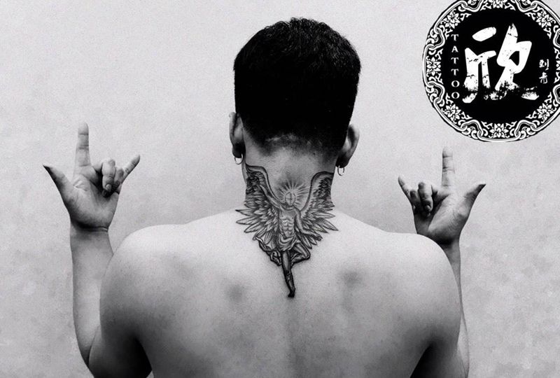 天使翅膀纹身图片_成品颈部欧美鬼神纹身图案