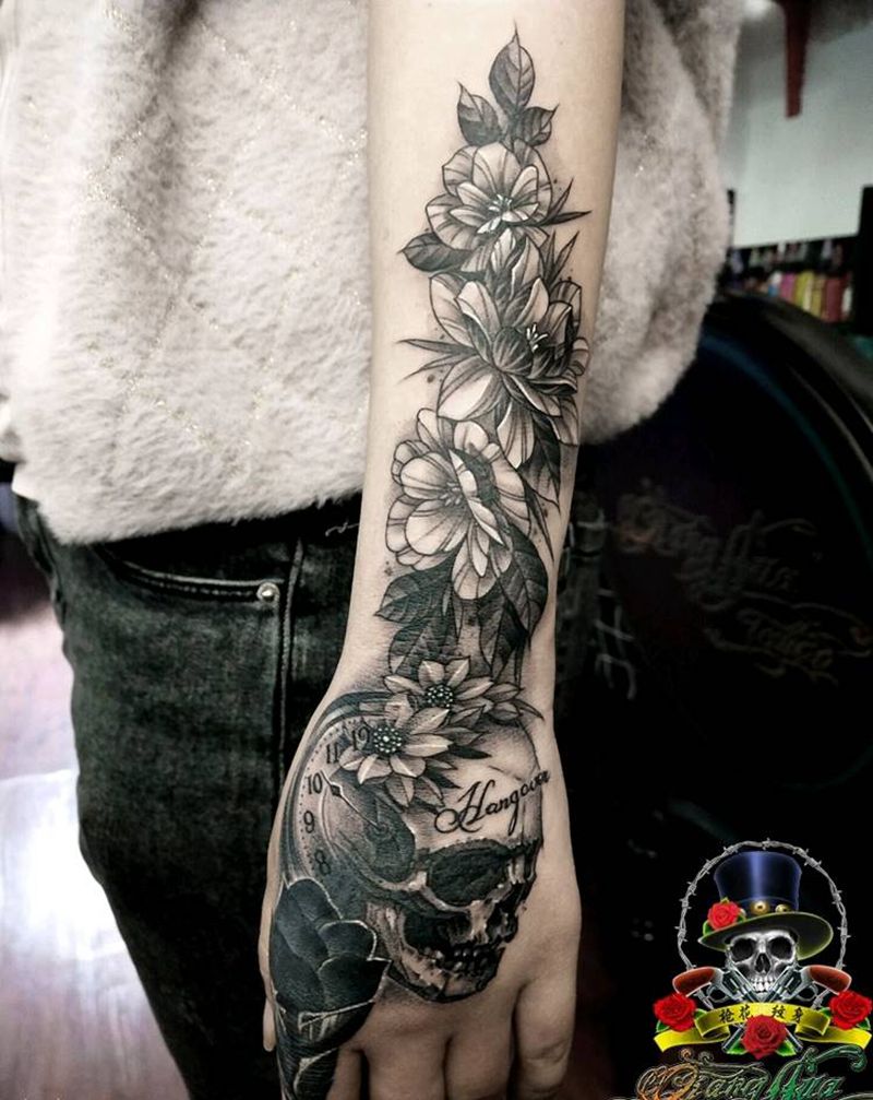 骷髅纹身图片_手部点刺欧美写实纹身图案