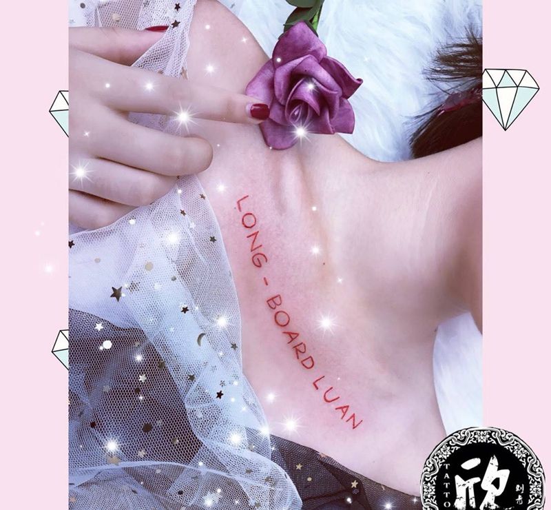 彩色英文纹身图片_颈部胸部花体字纹身图案