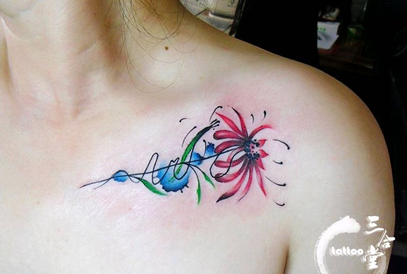 锁骨彼岸花纹身图片_胸部肩部水墨水彩小清新彼岸花水彩纹身图案