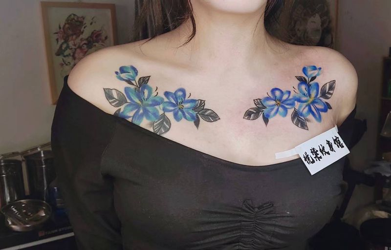小清新蓝花纹身图片_胸部水彩小清新蓝花锁骨纹身图案