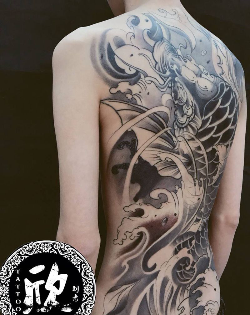 满背鲤鱼纹身图片