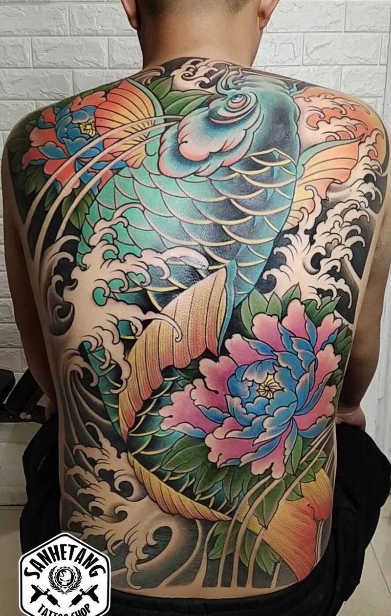 鲤鱼纹身图片_背部老传统彩色鲤鱼日式满背重彩纹身图案