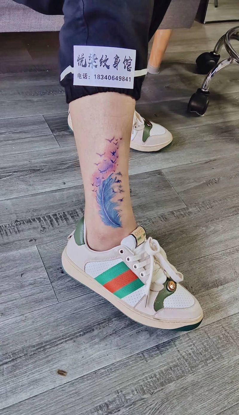 水彩羽毛纹身图片_腿部水彩羽毛纹身图案