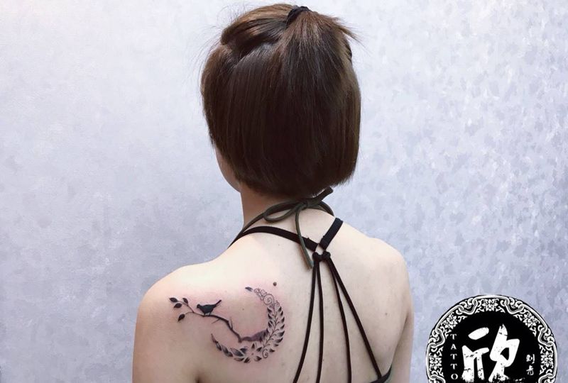 月亮纹身图片_肩部几何纹身图案