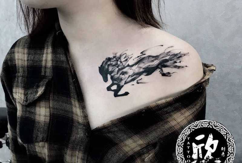 水墨马纹身图片_成品肩部动物国画纹身图案