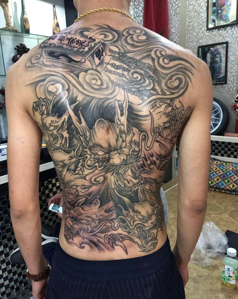 九龙拉棺纹身图片