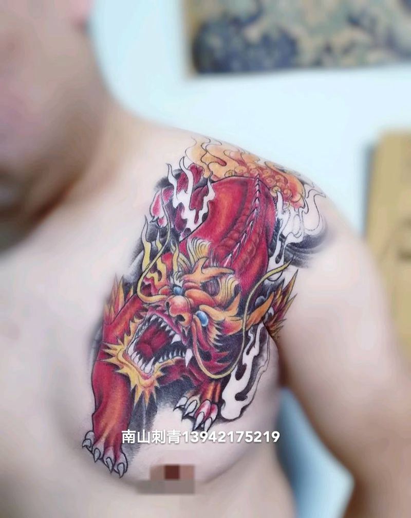 麒麟彩色纹身图片_胸部肩部老传统新传统纹身图案